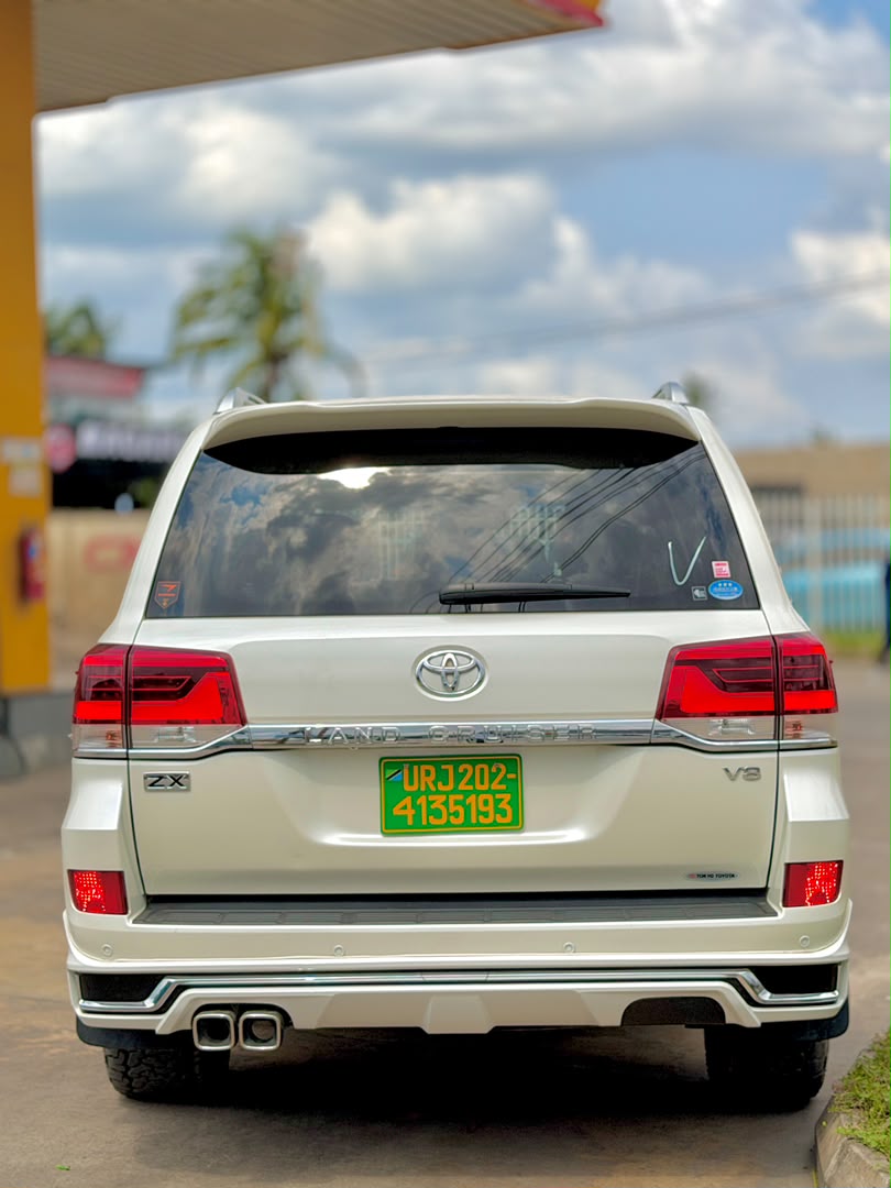Toyota landcruiser 200 series thumbnail 10